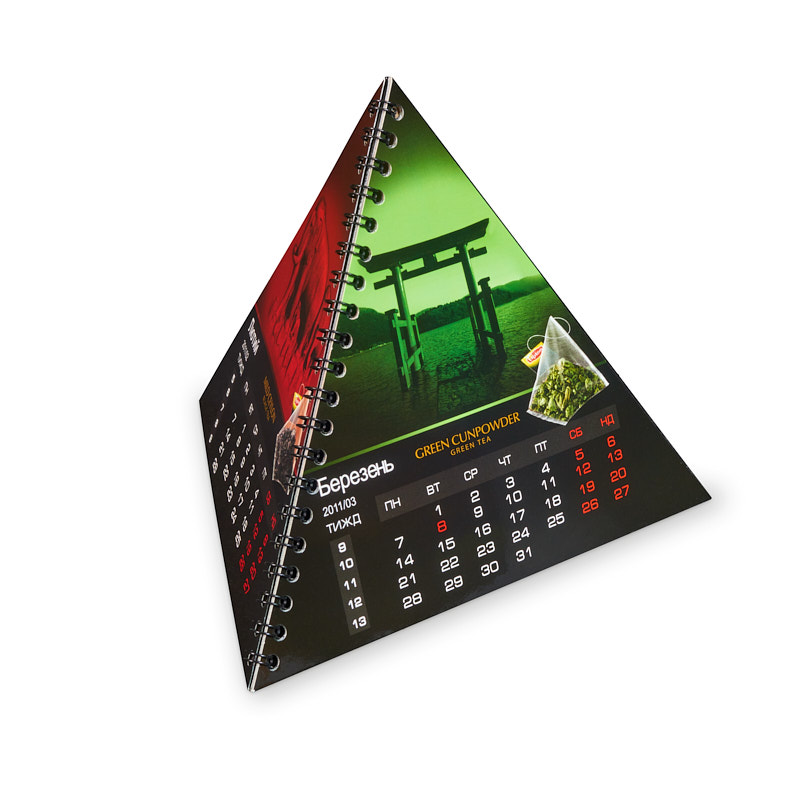 Настольный календарь-домик, пирамидальной формы, с перекидными листами.